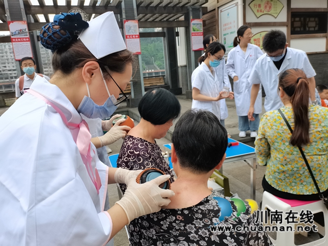 龙马潭区杜家街社区联合西南医大中医院开展爱心义诊活动(图4) 龙马潭区杜家街社区联合西南医大中医院开展爱心义诊活动(图4)