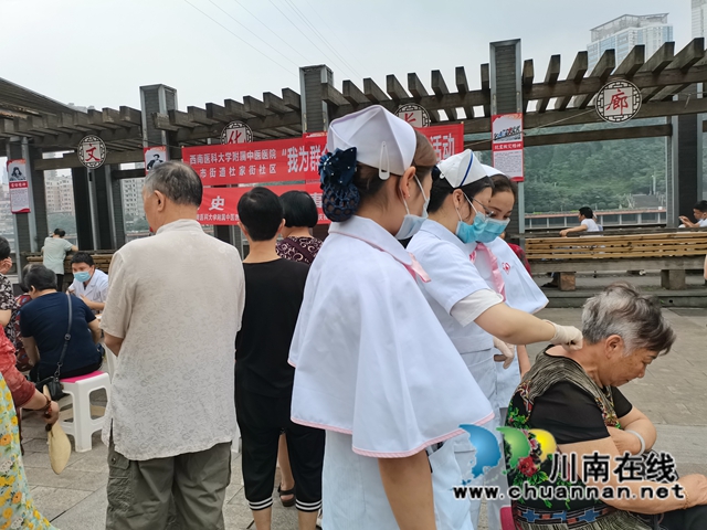龙马潭区杜家街社区联合西南医大中医院开展爱心义诊活动(图7) 龙马潭区杜家街社区联合西南医大中医院开展爱心义诊活动(图7)