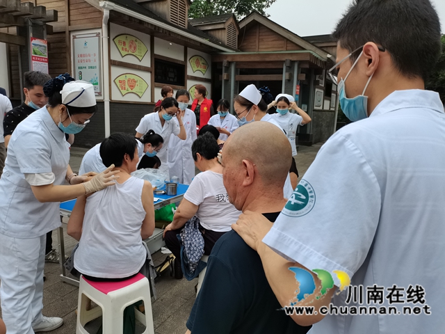 龙马潭区杜家街社区联合西南医大中医院开展爱心义诊活动(图10) 龙马潭区杜家街社区联合西南医大中医院开展爱心义诊活动(图10)