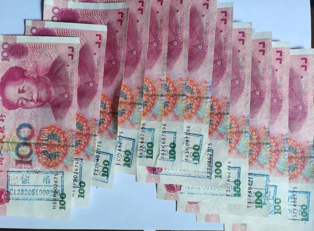 10元一张买“百元大钞”,在叙永使用假币的外地男女已被警方抓获!(图2) 10元一张买“百元大钞”,在叙永使用假币的外地男女已被警方抓获!(图2)
