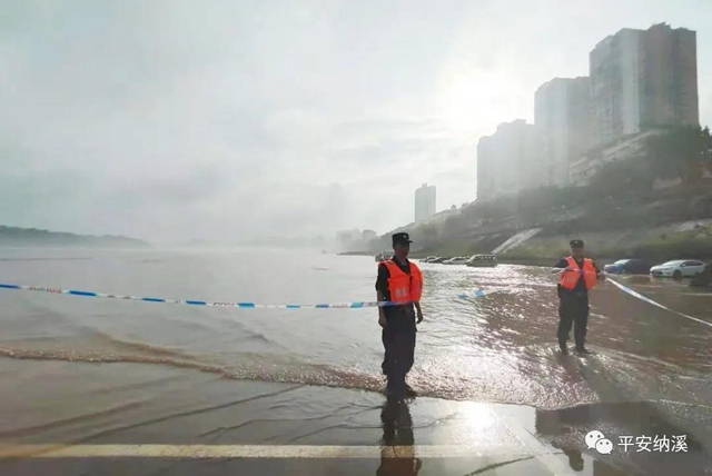 纳溪：江水上涨淹没停车场，民警及时救助涉水车辆(图2)
