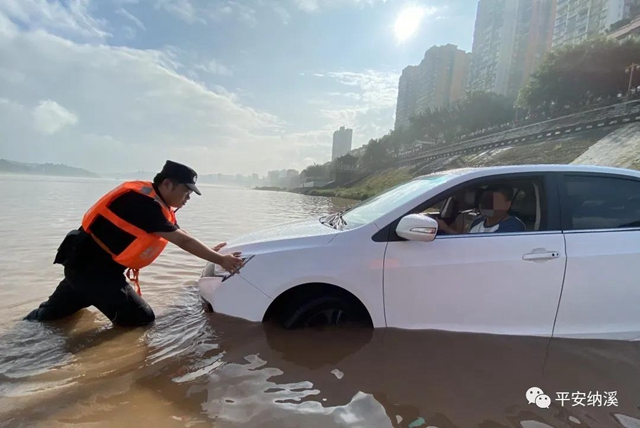 纳溪：江水上涨淹没停车场，民警及时救助涉水车辆(图4)