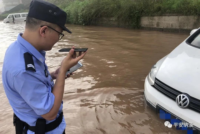 纳溪：江水上涨淹没停车场，民警及时救助涉水车辆(图6)