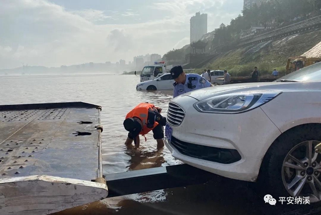 纳溪：江水上涨淹没停车场，民警及时救助涉水车辆(图9)