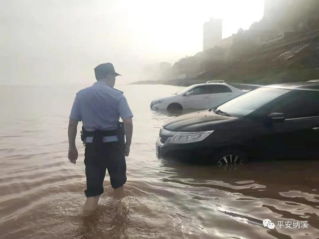 纳溪：江水上涨淹没停车场，民警及时救助涉水车辆(图12)