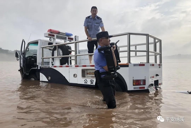 纳溪：江水上涨淹没停车场，民警及时救助涉水车辆(图11)