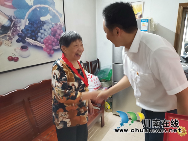 江阳区北城街道走访慰问老党员、困难党员、优秀党员(图3)