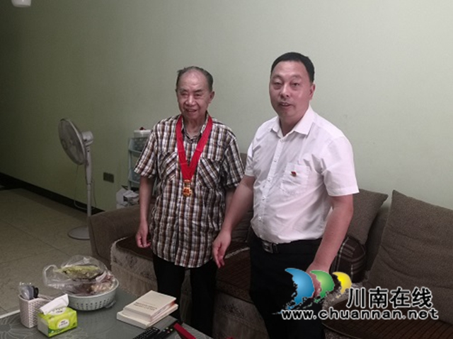 合江县气象局“七一”前走访慰问“光荣在党50年”老党员