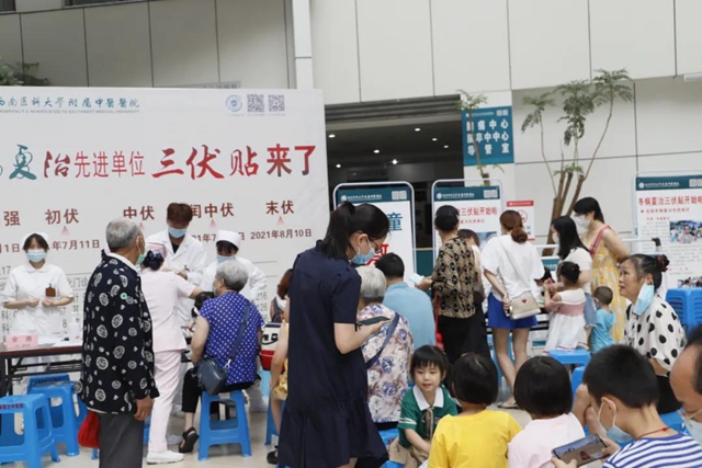 【围观】西南医大中医院有支“健康护卫队”?(图2) 【围观】西南医大中医院有支“健康护卫队”?(图2)