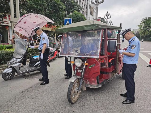 泸州、内江两地交警交叉执法，全力开展道路交通安全整治(图3)