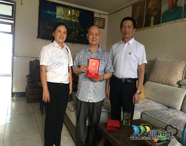 合江县自然资源和规划局党组走访慰问老党员