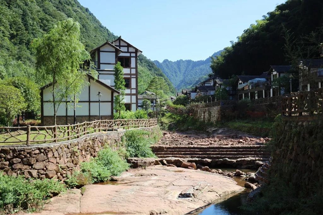 泸州古蔺发现月半月半恐龙脚印(图2)