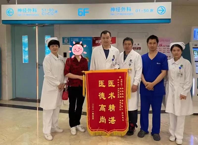 脑干出血，中年汉子命悬一线；专家联手，分秒必争化解危机(图2)