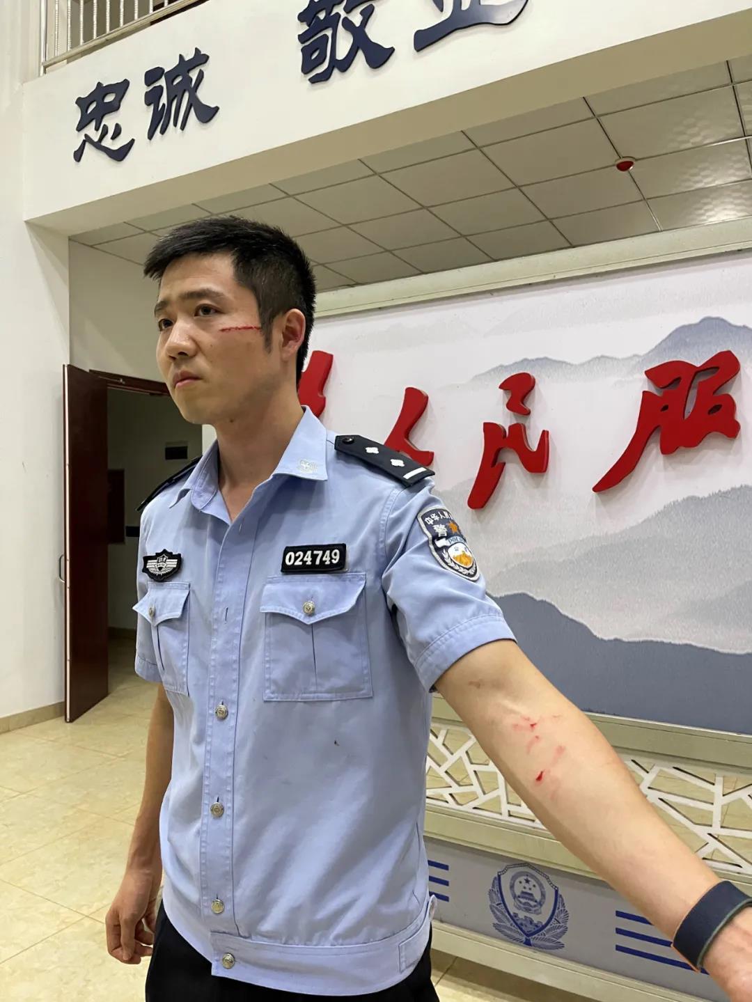 “袭警罪”不是说说而已！泸州两人以身试法已被刑拘！(图7)