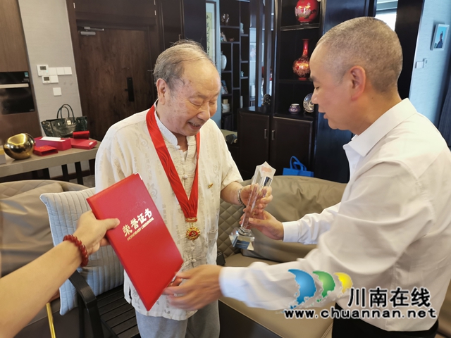 泸州市自然资源和规划局看望慰问“光荣在党50年”老党员(图1) 泸州市自然资源和规划局看望慰问“光荣在党50年”老党员(图1)