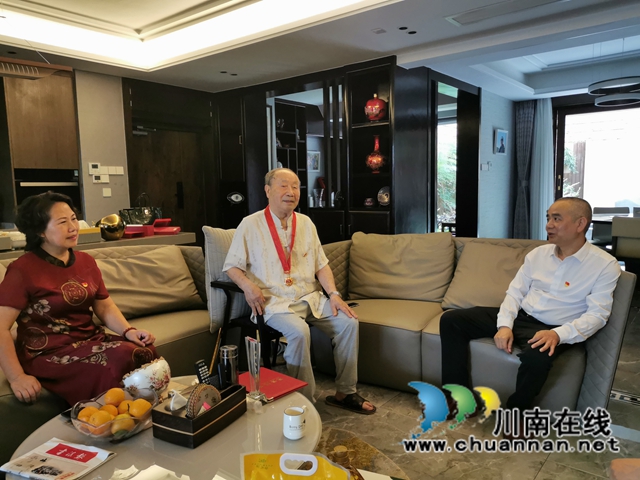 泸州市自然资源和规划局看望慰问“光荣在党50年”老党员(图3) 泸州市自然资源和规划局看望慰问“光荣在党50年”老党员(图3)