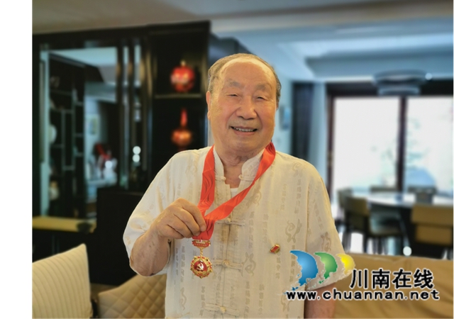 泸州市自然资源和规划局看望慰问“光荣在党50年”老党员(图2) 泸州市自然资源和规划局看望慰问“光荣在党50年”老党员(图2)
