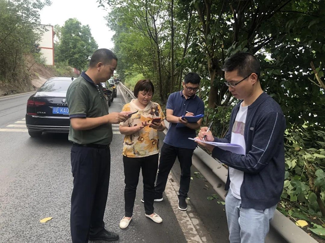 “喂——交通局吗？车子视野被路边树丫挡了，你们可以来处理不？”(图3)