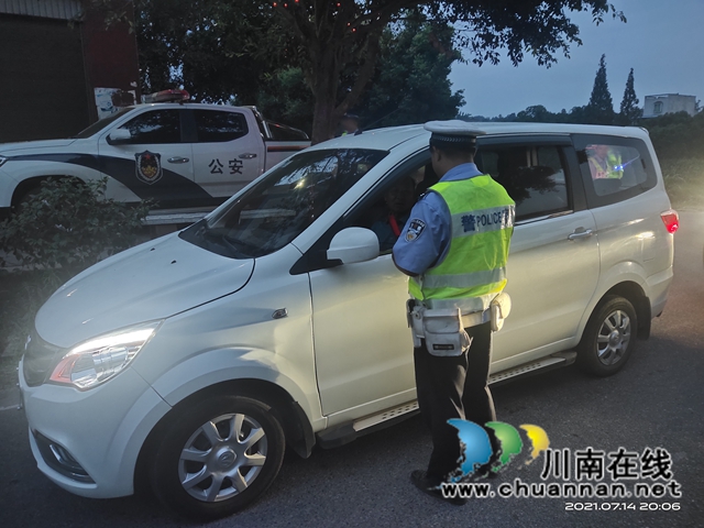 泸县百和镇：午夜亮剑，护航道路交通安全(图2)