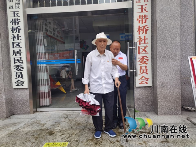 龙马潭区红星街道：接种疫苗不用愁，社区专车来接送(图1)