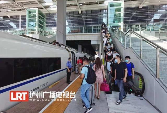 日客流量最高1.5万+！泸州高铁站：买票请早！(图3)