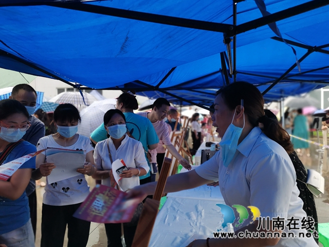 雨中求职，热度不减！泸县举行2021年园区重点企业专场招聘会(图2)