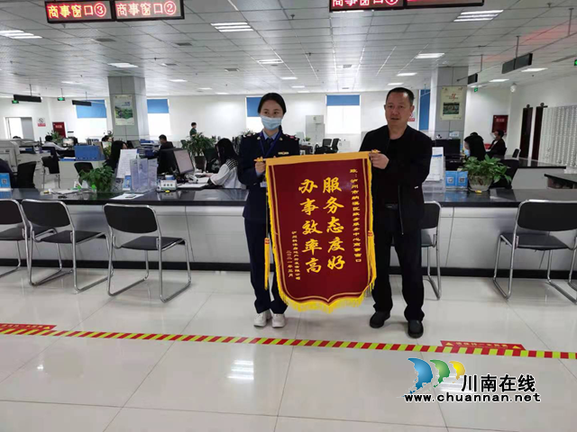纳溪区行政审批局：心系企业做实事，优化营商环境(图1)