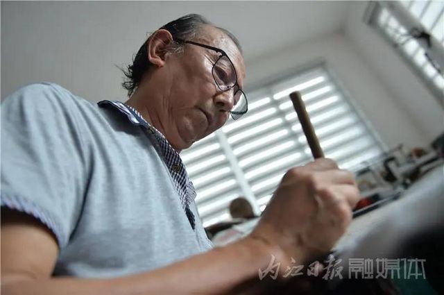 厉害！内江老人十把“扇骨雕”浓缩“百年沧桑”——(图2)