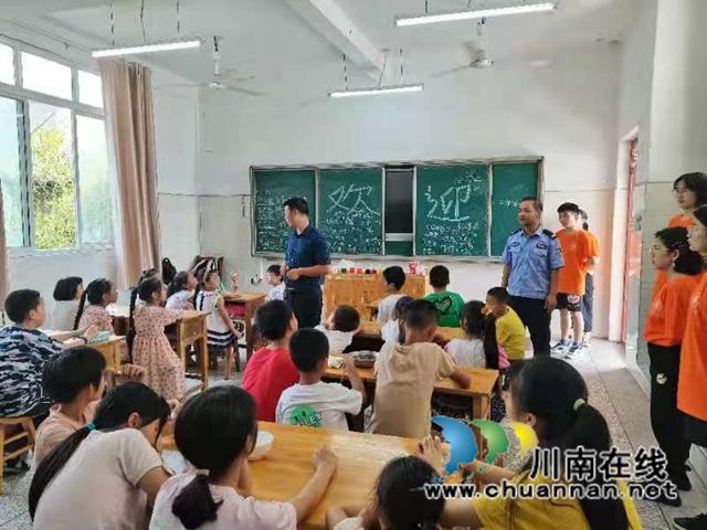 泸县云龙镇开展“净土振兴,微笑乡村”大型支农支教公益活动(图2) 泸县云龙镇开展“净土振兴,微笑乡村”大型支农支教公益活动(图2)