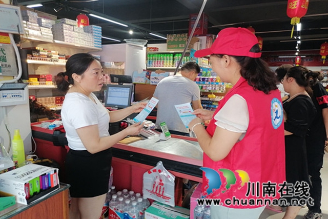 合江县甘雨镇：“法治快递员”深入场镇开展普法宣传(图1)