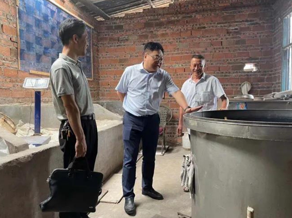 泸州市市场监管局督导古蔺县白酒生产小作坊安全生产、环境保护等工作(图1) 泸州市市场监管局督导古蔺县白酒生产小作坊安全生产、环境保护等工作(图1)