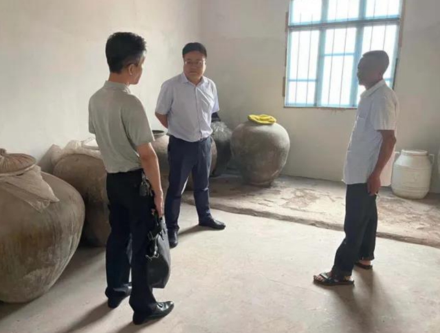 泸州市市场监管局督导古蔺县白酒生产小作坊安全生产、环境保护等工作(图2) 泸州市市场监管局督导古蔺县白酒生产小作坊安全生产、环境保护等工作(图2)