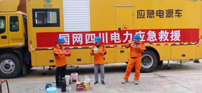 河南加油!泸州发电车点亮郑州一医院、爱心企业和个人捐赠救援物资(图4) 河南加油!泸州发电车点亮郑州一医院、爱心企业和个人捐赠救援物资(图4)