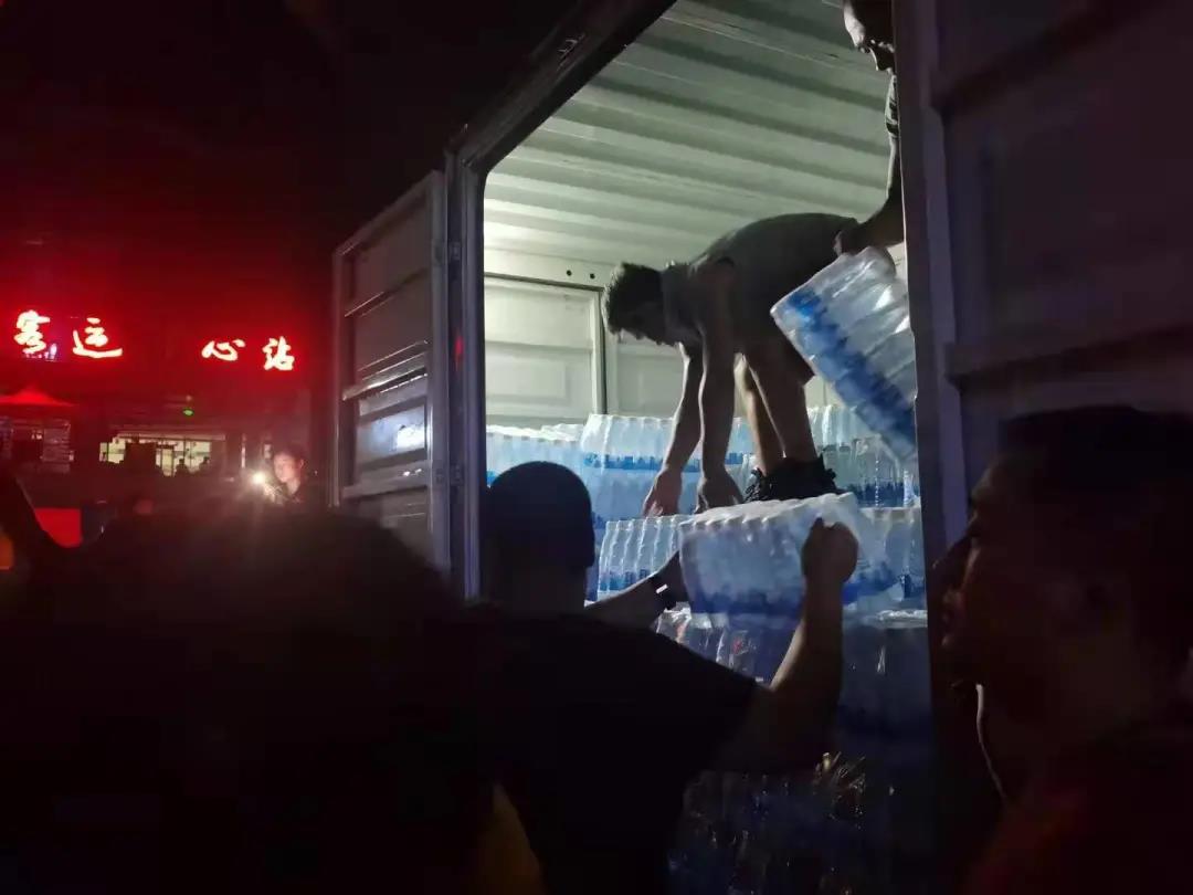 河南加油!泸州发电车点亮郑州一医院、爱心企业和个人捐赠救援物资(图6) 河南加油!泸州发电车点亮郑州一医院、爱心企业和个人捐赠救援物资(图6)