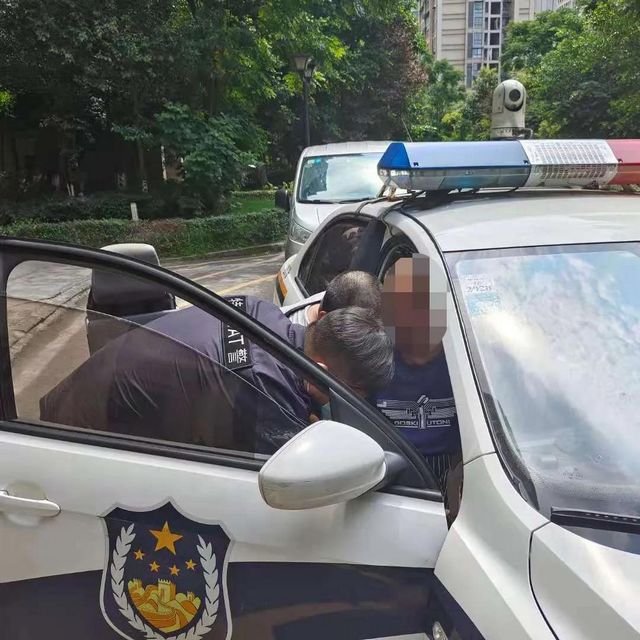 泸州一警车在隧道内开得比走路还慢，却获群众纷纷点赞！(图4)
