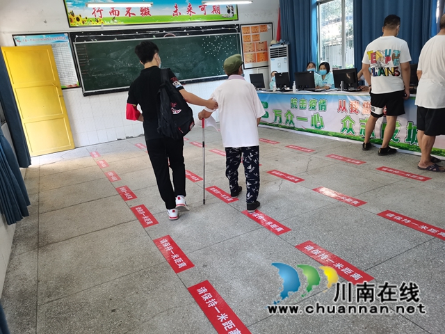 泸县云龙镇：疫苗接种现场的小小少年真不错！(图3)