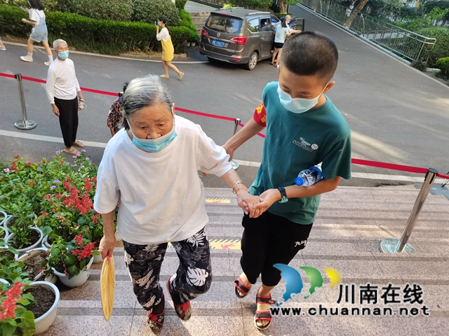 泸县云龙镇：疫苗接种现场的小小少年真不错！(图1)