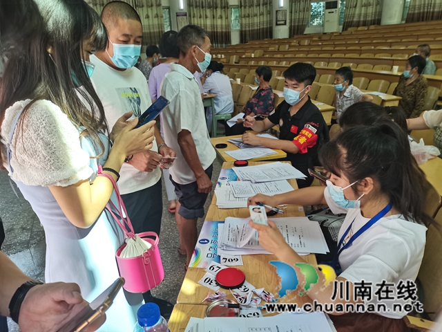 泸县云龙镇：疫苗接种现场的小小少年真不错！(图2)