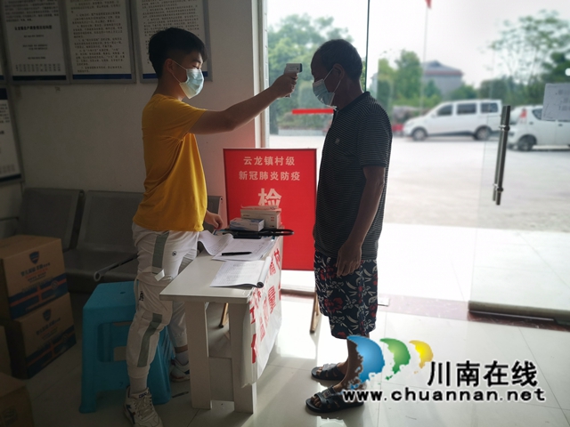 泸县云龙镇：疫苗接种现场的小小少年真不错！(图4)