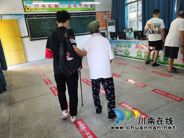 泸县云龙镇：疫苗接种现场的小小少年真不错！(图6)