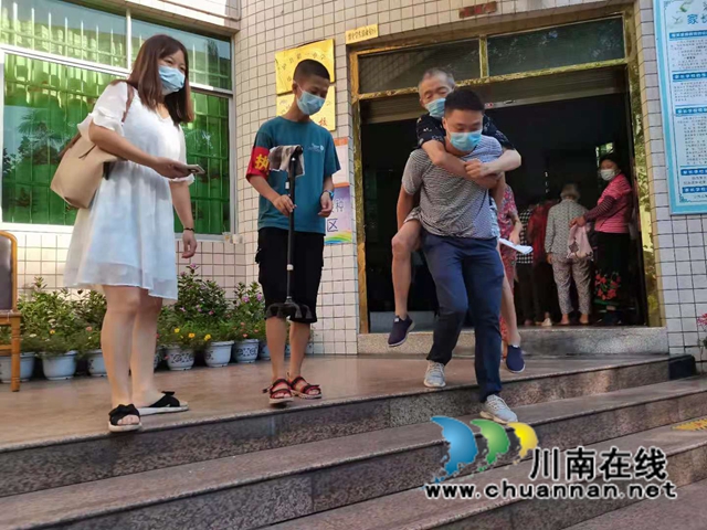 泸县云龙镇：疫苗接种现场的小小少年真不错！(图7)