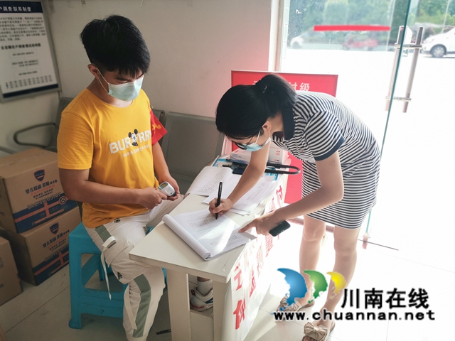 泸县云龙镇：疫苗接种现场的小小少年真不错！(图5)