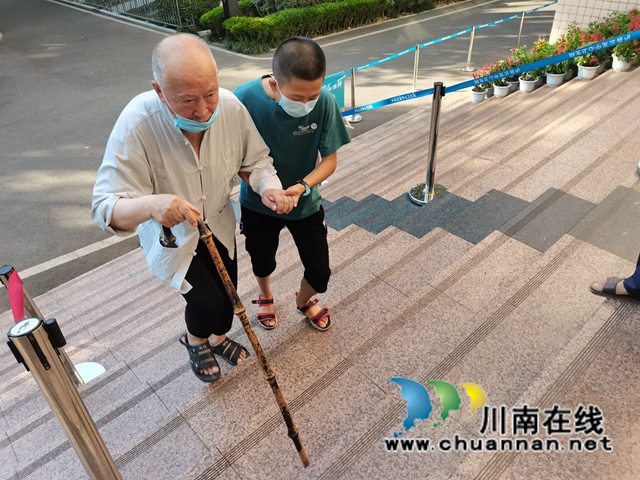 泸县云龙镇：疫苗接种现场的小小少年真不错！(图8)