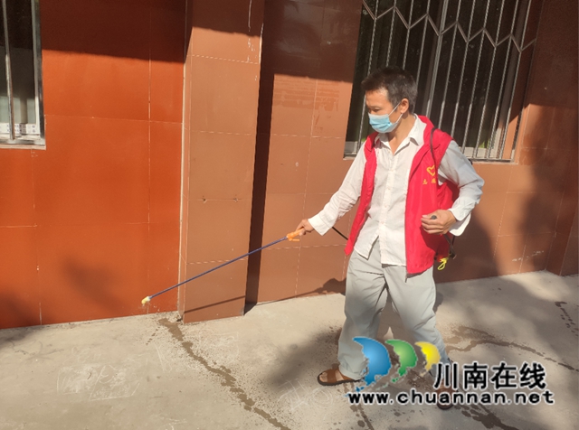 宜宾南溪区长兴镇：疫情防控不松懈，消杀工作不停歇(图2)