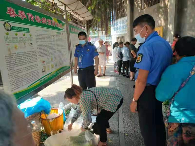 龙马潭区综合行政执法局：看40度高温下城管人的坚守(图1)