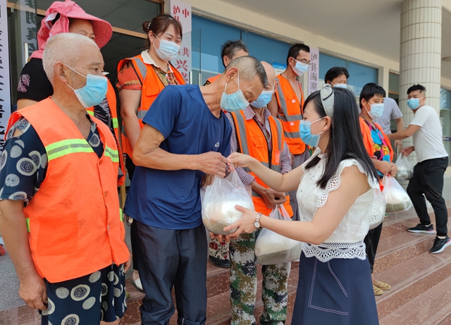 泸县海潮镇：夏日送清凉，致敬高温下的坚守者(图2)