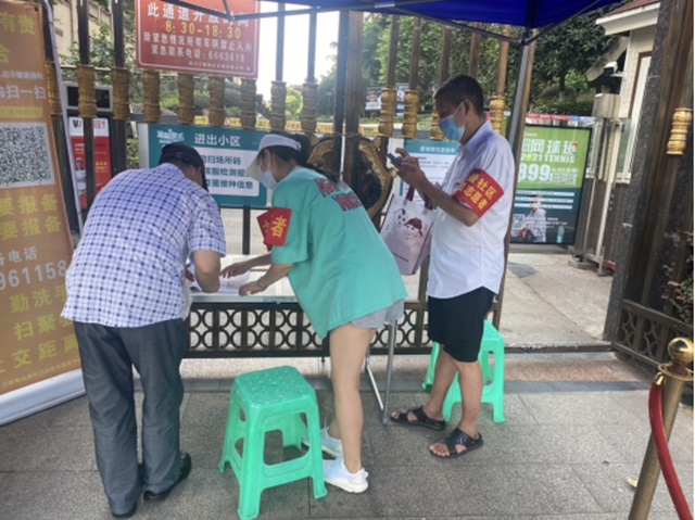 江阳区华阳街道抗疫先锋：最美70后，小区的守护者(图1)