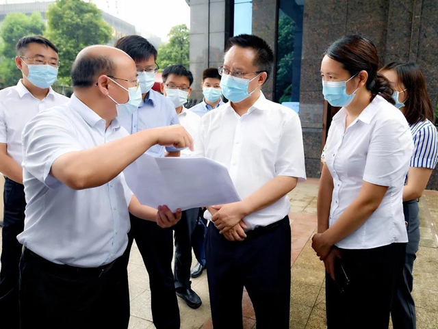 泸州市纪委书记何洪波实地调研督导小区物管问题整治情况(图1)