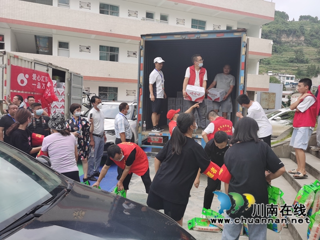 古蔺县皇华镇:爱心驰援,共抗风雨(图2) 古蔺县皇华镇:爱心驰援,共抗风雨(图2)