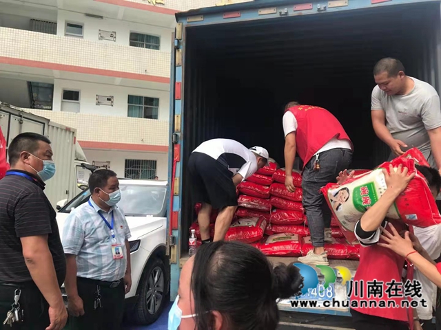 古蔺县皇华镇:爱心驰援,共抗风雨(图1) 古蔺县皇华镇:爱心驰援,共抗风雨(图1)
